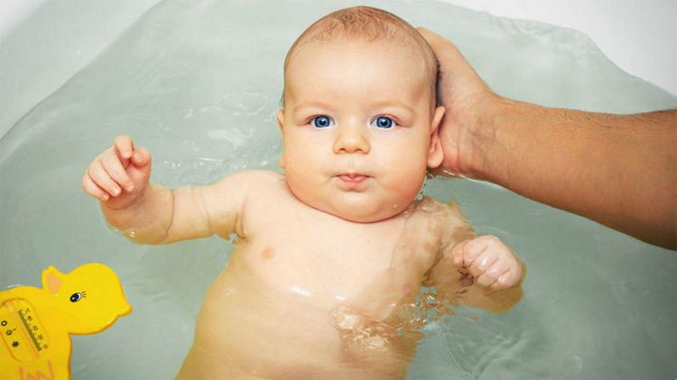 Температура води для купання новонародженої дитини