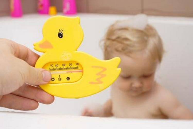 Температура води для купання новонародженої дитини