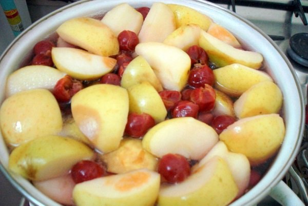 9 рецептів, як приготувати компот з вишні на зиму