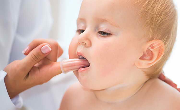 Біла крапка на десні у немовляти: причини, лікування