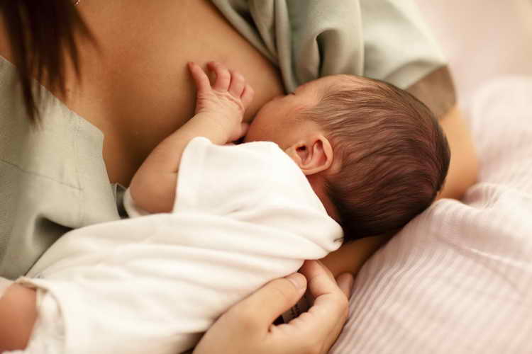 Біла крапка на десні у немовляти: причини, лікування