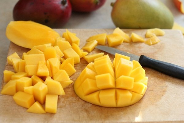 Як швидко і легко почистити манго