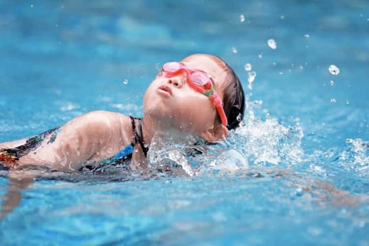 Як швидко навчити дитину плавати