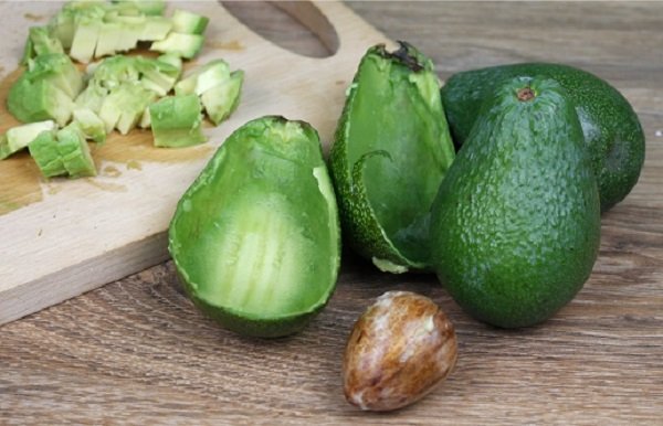 Як їдять тропічний фрукт авокадо