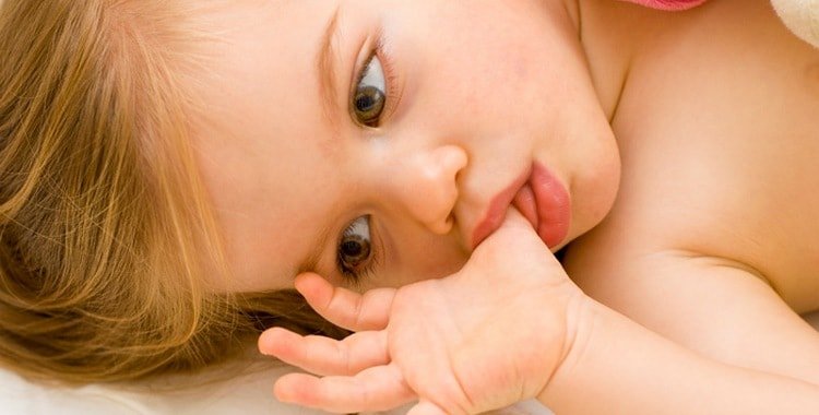 Як легко відучити дитину смоктати палець