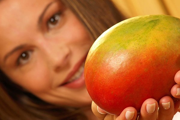 Як правильно їсти манго і чистити