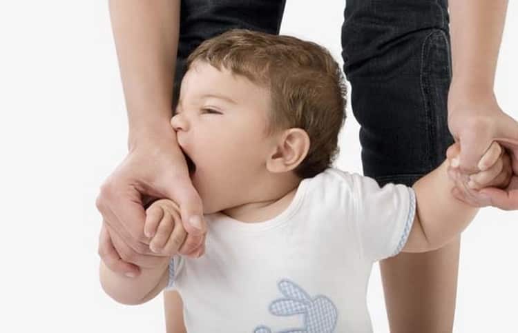 Як правильно відучити дитину від рук