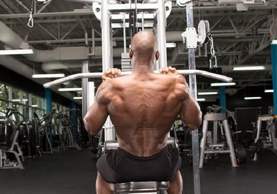 Як виконувати тягу на тренажері для тренування мязів спини?