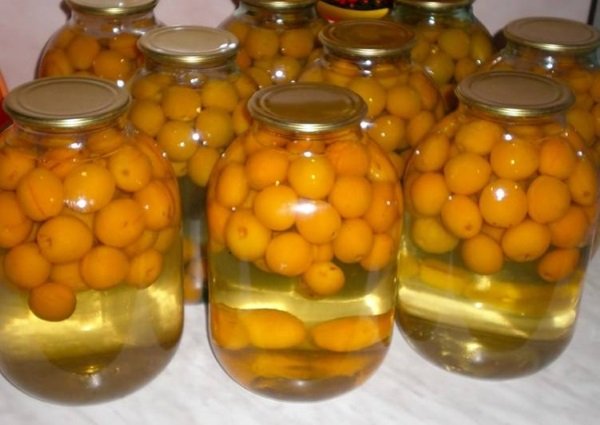 Компот з абрикосів на зиму — 11 простих рецептів