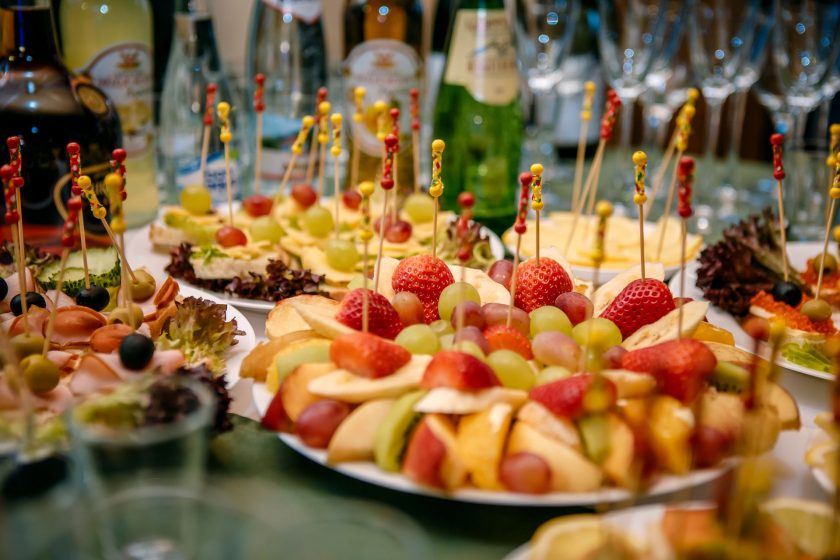 Нарізка овочів і фруктів на святковий стіл: красива, висока, в домашніх умовах + ТОП 3 рецепти з покроковими ФОТО