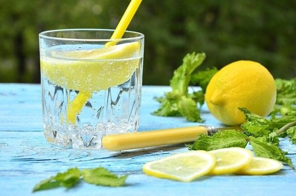 Користь і шкода води з лимоном — для чого вживають