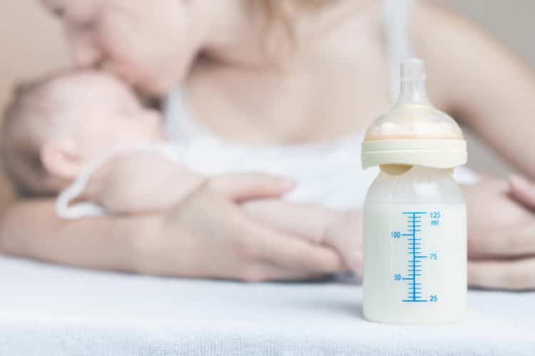 З якого віку можна давати козяче молоко немовля