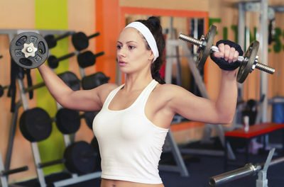 За допомогою яких вправ можна ефективно тренувати мязи плечей?