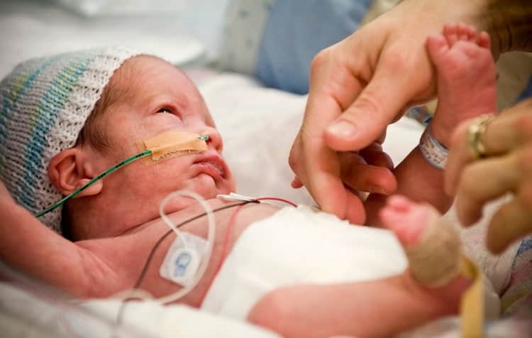 Внутрішньочерепний тиск у немовлят (ВЧТ): що робити