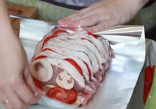 Запечена свинина гармошкою «Мясна книжка» у фользі в духовці