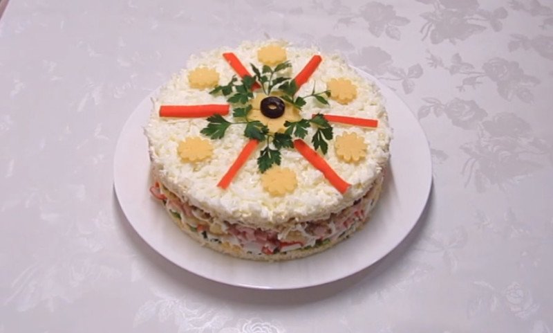 Салати з шинкою — прості і смачні рецепти на День народження і Новий рік з фото