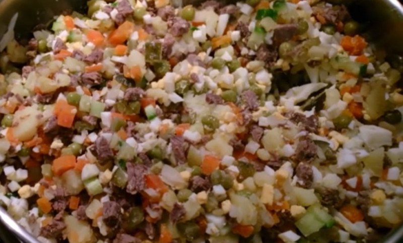 Салат олівє з ковбасою і з мясом — 5 дуже смачний класичних рецептів