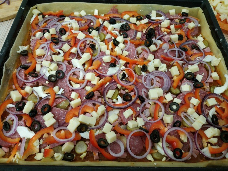 Піца в домашніх умовах з ковбасою та сиром. Простий покроковий рецепт: