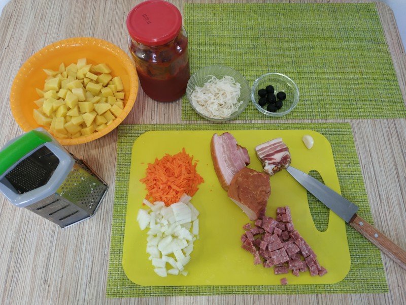 Збірна мясна солянка з капустою — класичний рецепт з покроковими фото