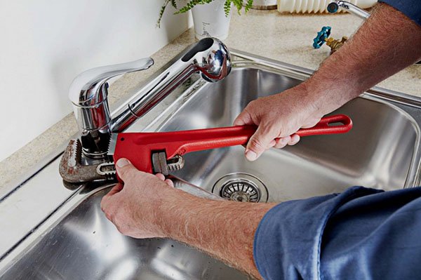 Заміна змішувача на кухні смвоими руками, який потрібен ключ, відео