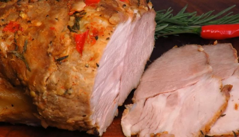 Свинина запечена в духовці — 9 простих і смачних рецептів з фото