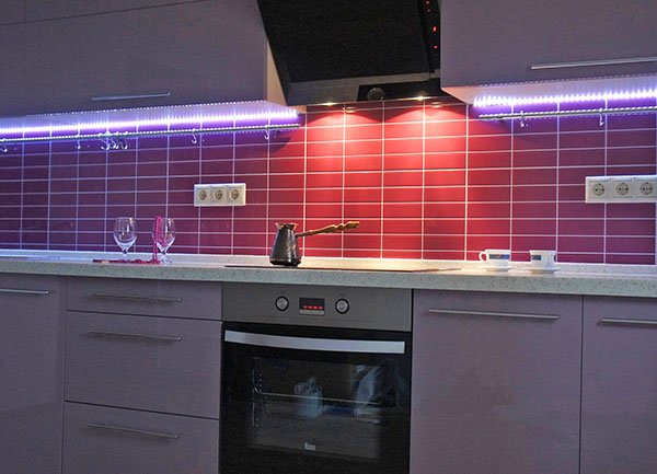 Освітлення на кухні підсвічування робочої поверхні столу, відео