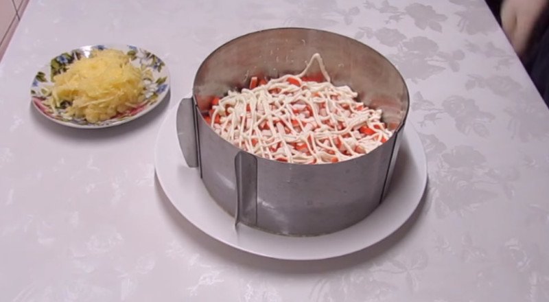 Салати з шинкою — прості і смачні рецепти на День народження і Новий рік з фото