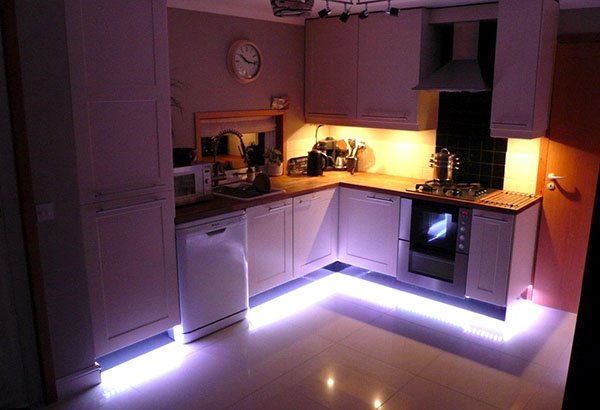 Освітлення на кухні підсвічування робочої поверхні столу, відео