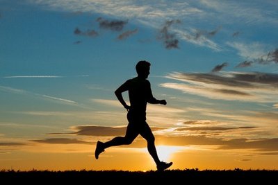 Чому бігати краще саме по вечорах?