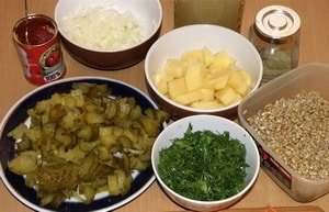 Розсольник з перловкою і солоними огірками – покроковий рецепт