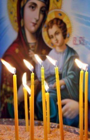 Впала або згасла свічка в церкві: чи можна ставити її знову, прикмета і відповідь священика
