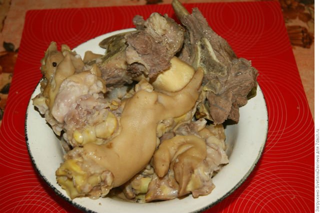 Холодець з свинячих ніжок на Новий Рік – 6 покрокових рецепта