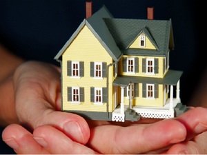 Як очистити будинок від негативної енергії самостійно: методи з сіллю, пахощами і свічками