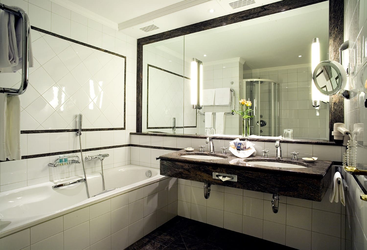 Як повісити дзеркало у ванній на плитку: способи кріпити дзеркало на плитку у ванній кімнаті