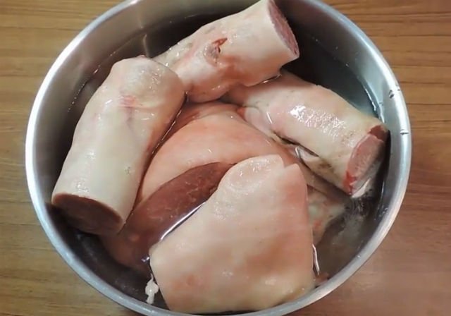 Холодець з свинячих ніжок на Новий Рік – 6 покрокових рецепта