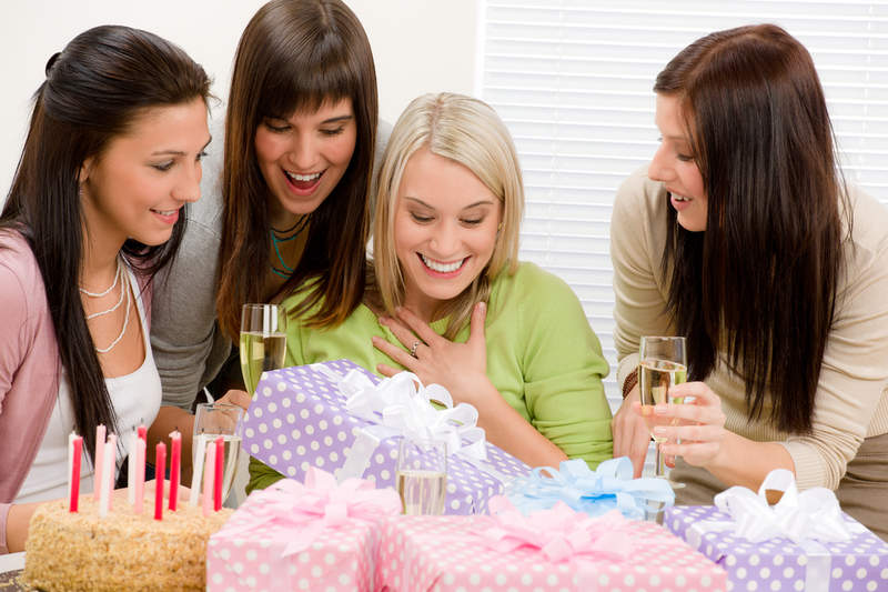Що подарувати подрузі, хлопцеві на Новий рік – ідеї недорогих подарунків