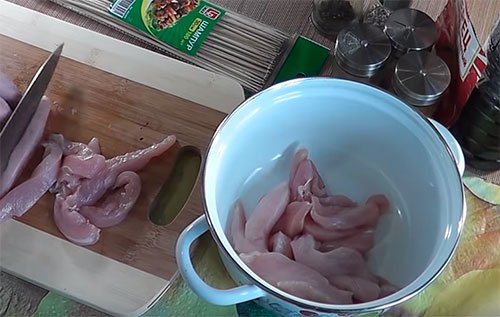 Дуже ніжна і смачна куряча грудка запечена в духовці – 10 покрокових рецепта в духовці