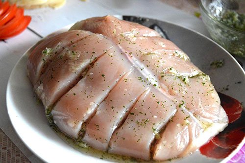 Дуже ніжна і смачна куряча грудка запечена в духовці – 10 покрокових рецепта в духовці