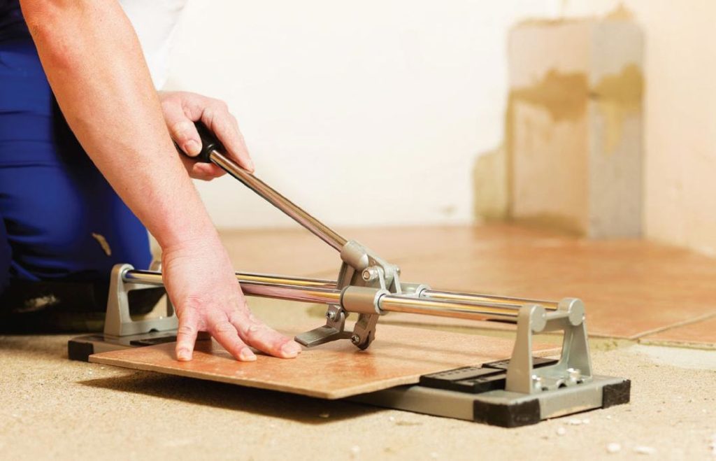 Як вибрати плиткоріз ручний для керамограніта і плитки для підлоги: рейтинг кращих плиткорізів
