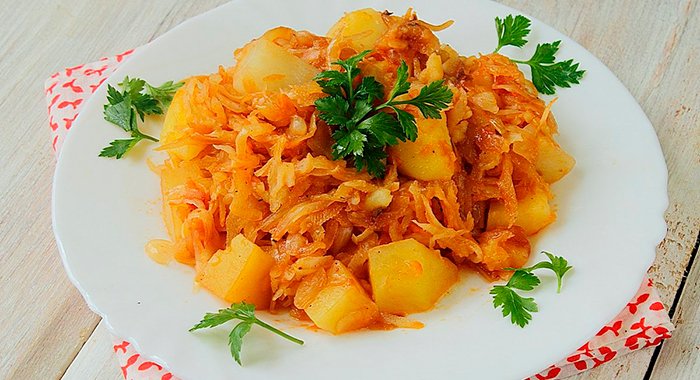 Тушкована капуста — смачні рецепти з сосисками, куркою, фаршем і овочами