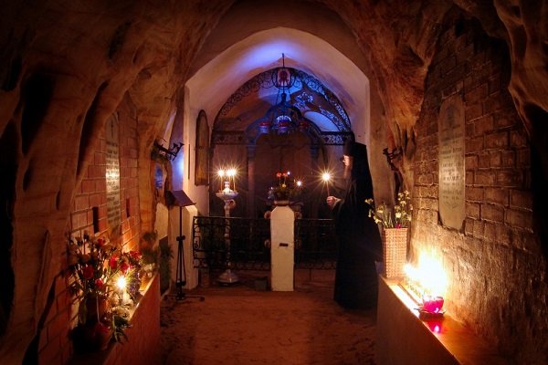 Псково Печерський монастир, адресу як доїхати, де зупинитися, паломництво і екскурсія в печери, старець Никон, отець Філарет, кривавий шлях, святині та історія монастиря