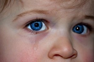 Чому в церкві хочеться плакати, відповідь священика, сльози в храмі без причини, чому коли читаєш молитву плачеш, чому дитина плаче в церкві
