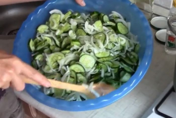 Салати з огірків на зиму – 6 простих і смачних рецептів