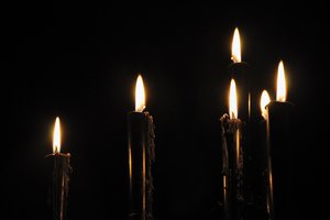 Впала або згасла свічка в церкві: чи можна ставити її знову, прикмета і відповідь священика