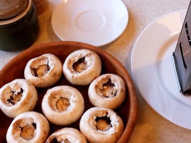 Бутерброди і закуски на святковий стіл Нового року: 10 простих і смачних рецептів
