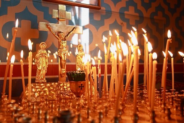 Як поминати покійних: дні поминання за статутом православної церкви, як поминати півроку, можна поминати в неділю, поминають в день народження померлого