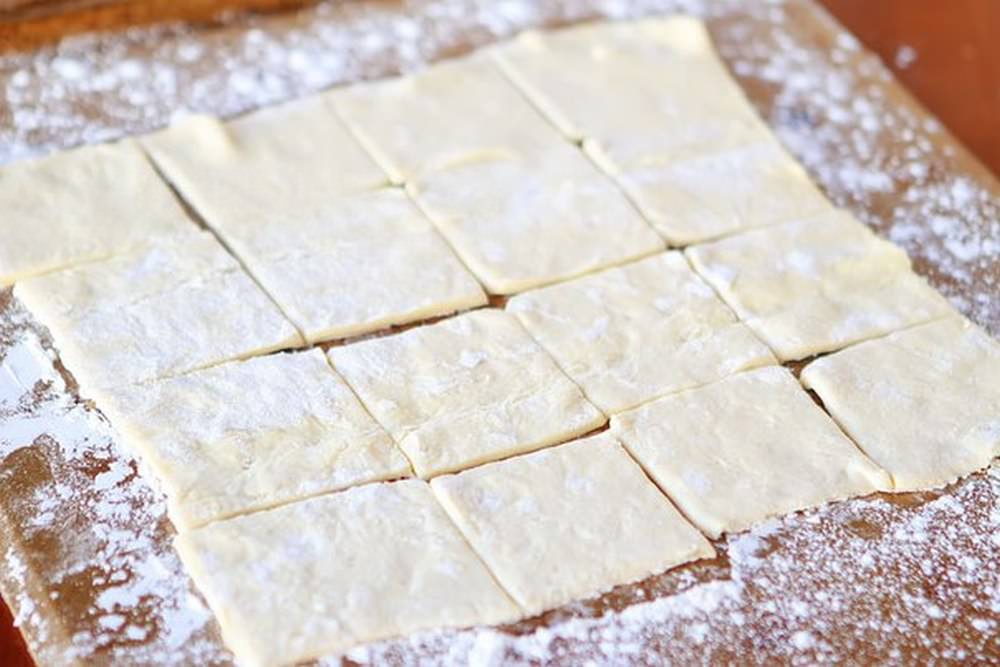 Слоеное тесто классический рецепт с фото. Слоеное тесто. Квадратики из теста. Раскатка слоеного теста. Нарезанное квадратиками тесто.