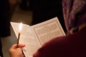 Що таке акафіст і коли його читають, акафісти на кожен день тижня, як правильно читати акафіст в домашніх умовах, чи можна в православї читати акафіст сидячи