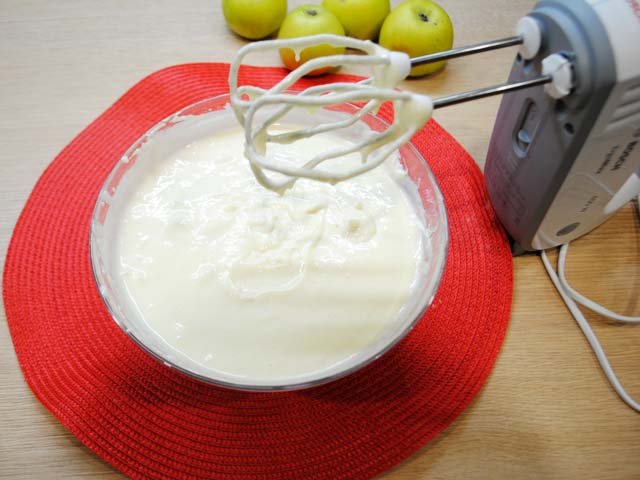 Пишна шарлотка з яблуками на кефірі – смачні рецепти приготування в духовці