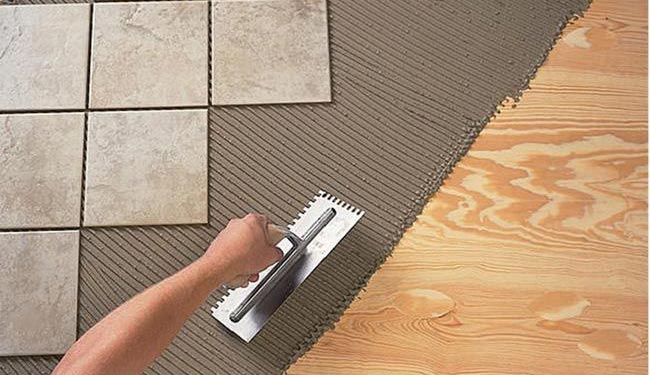Як покласти плитку на деревяну підлогу в деревяному будинку: поради майстрів з укладання